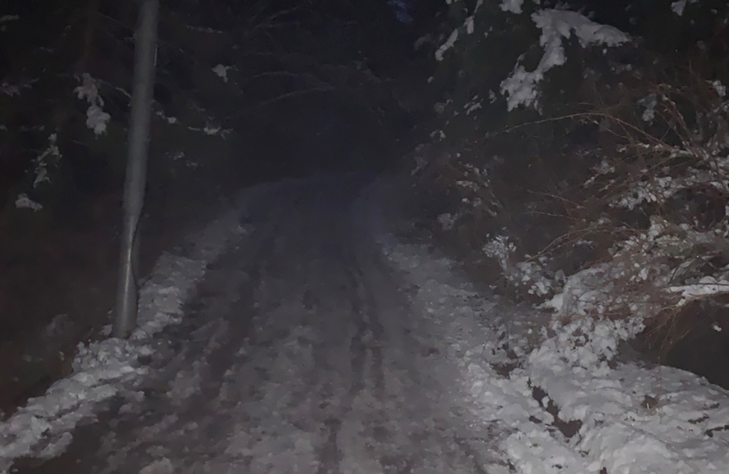 真っ暗な雪の山道